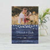 ネイビー素朴ブルーバーンウッドストリングライトフォト 招待状 (スタンド正面)