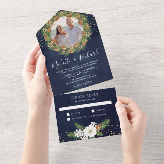 ネイビー素朴ブルーパインコーン写真クリスマス結婚ズ オールインワン招待状 (貼ってはがせる)