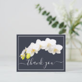 ネイビー背景の白い蘭のおしゃれな感謝カード ポストカード (スタンド正面)