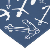 ネイビー航海のブルーいかりパターン ショートテーブルランナー (コーナー)