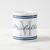 ネイビー航海のブルーストライプモノグラムカスタムビッグ ジャンボコーヒーマグカップ (正面)