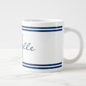 ネイビー航海のブルーストライプモノグラムカスタムビッグ ジャンボコーヒーマグカップ (右)