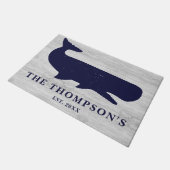 ネイビー航海のブルーファミリーネームホエールバケーションホーム ドアマット (アングル)