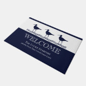 ネイビー航海のブルーホワイトサンドパイパービーチハウス ドアマット (アングル)