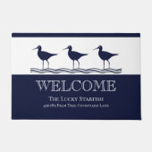 ネイビー航海のブルーホワイトサンドパイパービーチハウス ドアマット (正面)