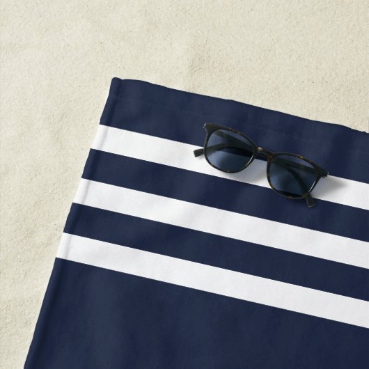 ネイビー航海のブルーホワイトファミリーネームレイクハウス ビーチタオル (インサイチュ)