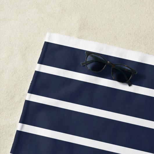 ネイビー航海のブルーホワイトファミリーネームレイクハウス ビーチタオル (インサイチュ)