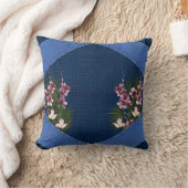 ネイビー芸術品を気取ったブルーファブリックのテクスチャ上のピンクの花 クッション (ブランケット)