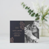 ネイビー金ゴールドエレガントな結婚式。青い日付を保存 ポストカード (スタンド正面)