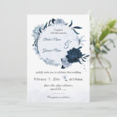 ネイビー&ほこりっぽい青い花の植物性リース結婚ズ 招待状 (スタンド正面)
