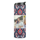 ネイビー&サンゴイカットペイズリーカスタムフォトモノグラム タンブラー (回転左)