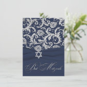 ネイビー、シルバー ダマスク バット ミッツヴァー印刷リボン 招待状 (スタンド正面)