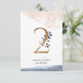 ネイビー、ブッシュ、ゴールドのウェディングテーブルナンバー 招待状 (スタンド正面)