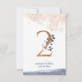 ネイビー、ブッシュ、ゴールドのウェディングテーブルナンバー 招待状 (裏面)