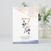 ネイビー、ブッシュ、ゴールドのウェディングテーブルナンバー 招待状 (スタンド正面)