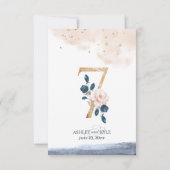 ネイビー、ブッシュ、ゴールドのウェディングテーブルナンバー 招待状 (裏面)