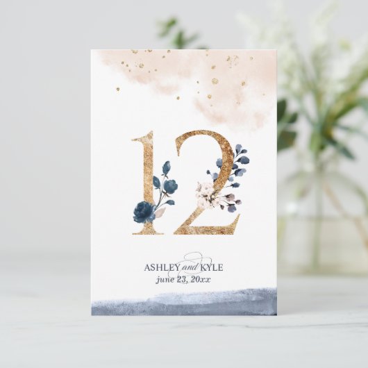 ネイビー、ブッシュ、ゴールドのウェディングテーブルナンバー 招待状 (スタンド正面)