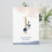 ネイビー、ブッシュ、ゴールドのウェディングテーブルナンバー 招待状 (スタンド正面)