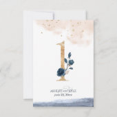 ネイビー、ブッシュ、ゴールドのウェディングテーブルナンバー 招待状 (裏面)