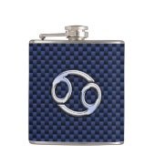 ネイビー・ブルーカーボンファイバープリント上の銀がんサイン フラスク (正面)