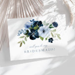 ネイビー・ブルーフローラは私の花嫁付き合いカードだ インビテーションポストカード<br><div class="desc">ほこりっぽい青とエレガントネイビーの白い花の美しいデザイン。文字と色はパーソナライズされた。</div>