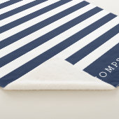 ネイビー&ホワイトストライプパーソナライズされた シェルパブランケット (3/4)