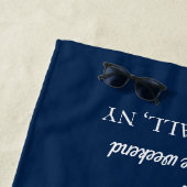 ネイビー&ホワイトパーソナライズされたバチェロレッテ週末 ビーチタオル (インサイチュ)