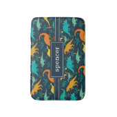 ネイビー |可愛いカラフル恐竜のパターン子供の名前 バスマット (正面縦)