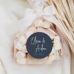 ネイビー |手書モダンきスクリプ結婚ト ラウンドシール<br><div class="desc">手書きスクリプトモダン結婚式招待状に合わせて設計。ミニマルなタイポグラフィベースの美しいデザインで感じ、ネイビーブルーの背景に手書きのスクリプモダントとクラシックセリフのレタリングを搭載。</div>