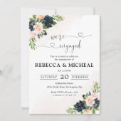 ネイビー&赤面ピンクフローラ我々は婚約した招待状 招待状 (正面)