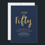 ネイビー&金ゴールドシンプル50thバースデーパーティー 招待状<br><div class="desc">祝お誕生日パーティーの招待シンプルスタイリッシュ50日の特別な日。このデザインは、ネイビーブルー&金ゴールドカラーコンボでクリーンなレイアウトを備えたシックなブラシスクリプト"Fifty"を備えている。さらにイベント招待状やパーティー用品は私のショップBaraBomDesignで入手できる。</div>