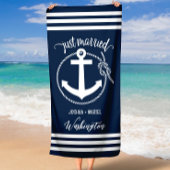 ネイビ航海のーブルーいかりとロープたった今結婚しました ビーチタオル