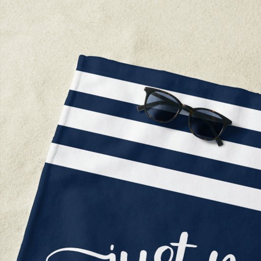 ネイビ航海のーブルーいかりとロープたった今結婚しました ビーチタオル (インサイチュ)