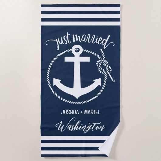 ネイビ航海のーブルーいかりとロープたった今結婚しました ビーチタオル (正面)