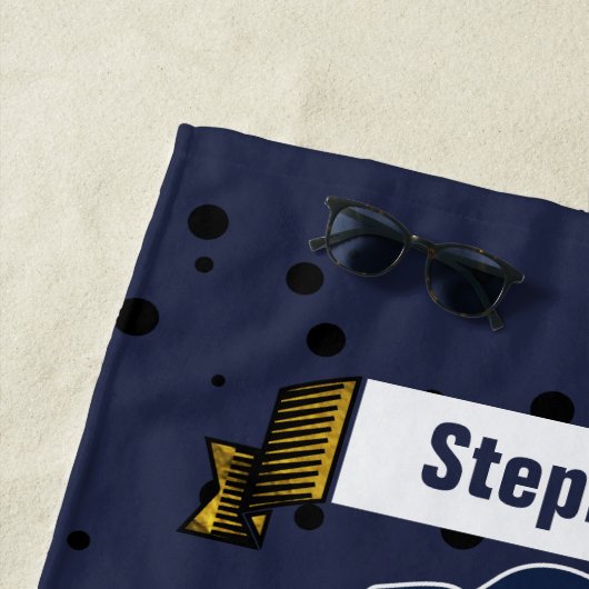 ネイビ航海のーブルーいかりと名前または引用文 ビーチタオル (インサイチュ)