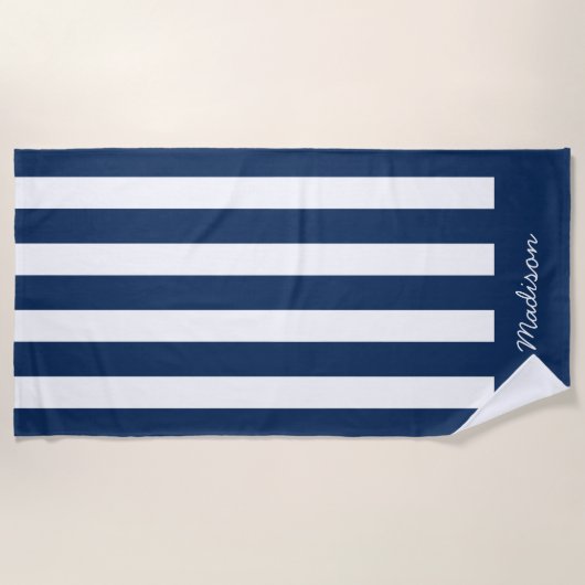 ネイビ航海のーブルー&ホワイトストライプの名前をカスタムする ビーチタオル (正面)
