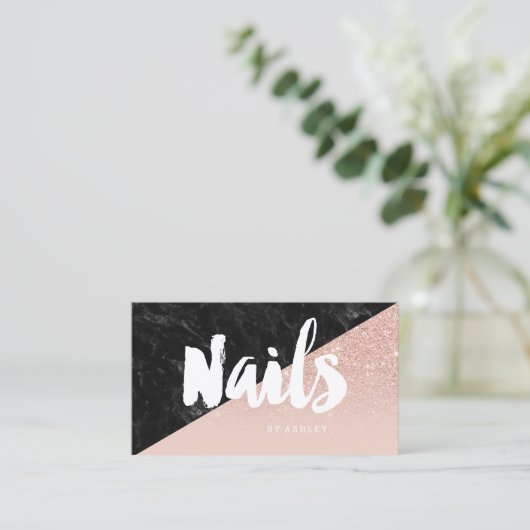 ネイルのモダンなタイポグラフィのブロックの赤面のばら色の金ゴールド 名刺 (スタンド正面)