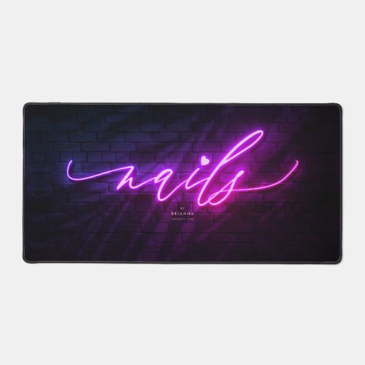 ネイルアートモダン爪、 ネイルサロンマニキュアネオンパープル デスクマット (正面)