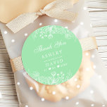 ネオミントモダンホワイトフローラ結婚ズサンキュー ラウンドシール<br><div class="desc">ネオミントモダンホワイトフローラ結婚の感謝のラウンドクラシックステッカー。この美しいモダンデザインは、素朴なフローラ植物花でアクセントされたネオミントと白の色合いを備えている。春に最適このカスタムデザインを独自の詳細でカスタマイズ</div>