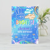ネオンで輝く「Peace Out シングル・ディジット」男の子の誕生日 招待状 (スタンド正面)