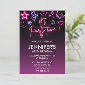 ネオンのためのピンクの63歳の誕生日モダン招待状 招待状 (スタンド正面)