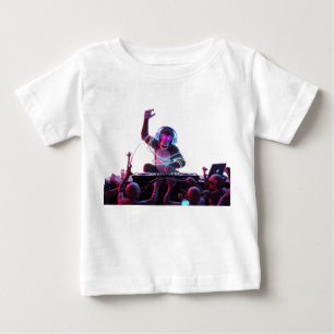 ネオンの未来的なパーティーでミックス音楽をするチンパンジーのDJ ベビーTシャツ