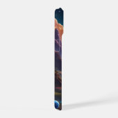 ネオンの輝く空と鮮やかな異世界 iPhone 15ケース (右側面)