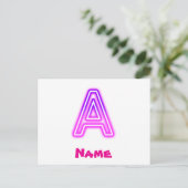 ネオンイニシャルAモノグラム 発光 紫 ピンク シーズンポストカード (スタンド正面)