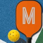 ネオンオレンジはっきりした- monogram ピックルボールラケット<br><div class="desc">ネオンのオレンジ色の背景と白いはっきりしたフォントとピクルボールのパドル。アルマWadによるシンプルトレンディーデザイン.今すぐモノグラムでパーソナライズしなさい。_________________オレンジ – 太陽の色 – 多くの場合、レオのサインに関連付けられている。ギフトを選ぶときにこれを考慮することができる。</div>
