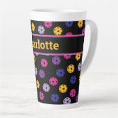 ネオンオンブラックピックボール、名前をカスタムするラテマグカップ カフェラテマグ (右アングル)