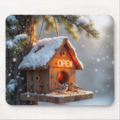 ネオンオープンサイン付き冬のバードハウス マウスパッド (正面)