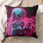 ネオンカラーの女性宇宙人が子猫を抱えるデザイン クッション (ブランケット)