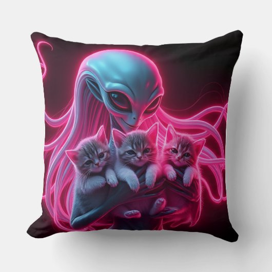 ネオンカラーの女性宇宙人が子猫を抱えるデザイン クッション (正面)