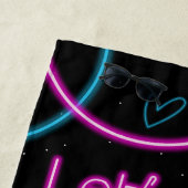 ネオングローローラスケートで滑るレッツガール転が ビーチタオル (インサイチュ)